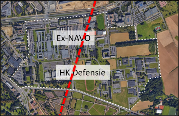 Les bâtiments actuels du site de la Défense avec la frontière entre les Régions bruxelloise et flamande en rouge.