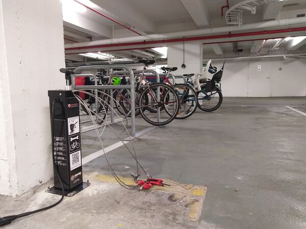Le parking vélo de perspective.brussels avec une borne de réparation de vélo
