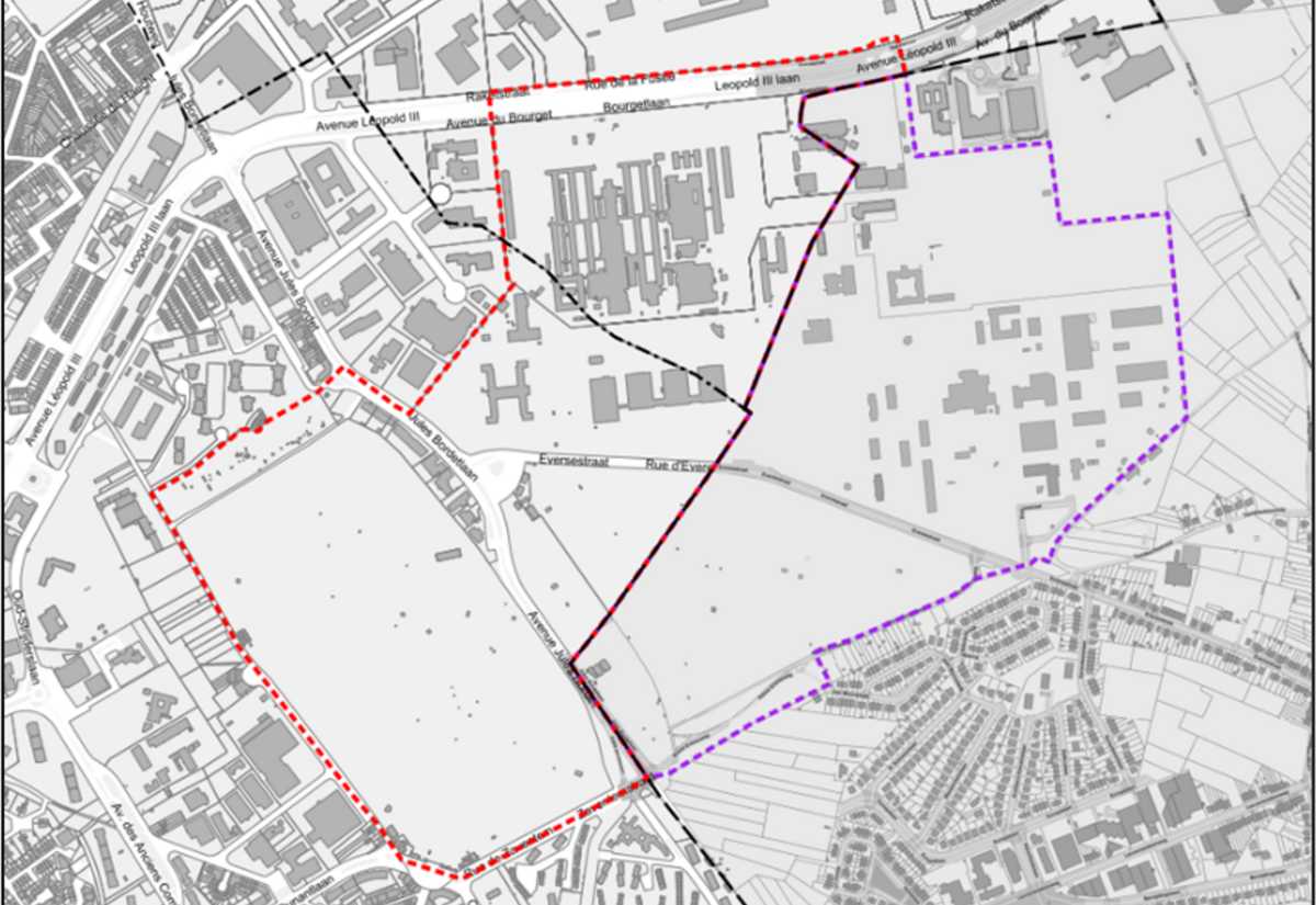 En rouge le périmètre du RPA, en violet le périmètre du GRUP. Ensemble, ils comprennent l'ensemble du site de la Défense ainsi que les cimetières de Bruxelles, Evere et Schaerbeek.